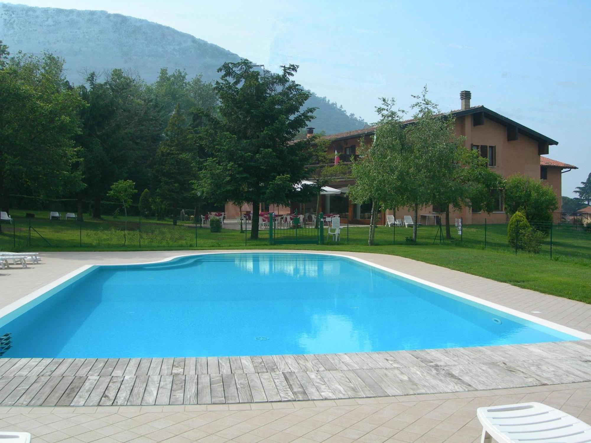 Hotel Colomber Gardone Riviera Exterior foto